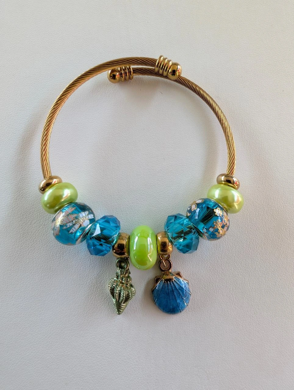 bracelet jonc perles charms sakura et breloques coquillage turquoise